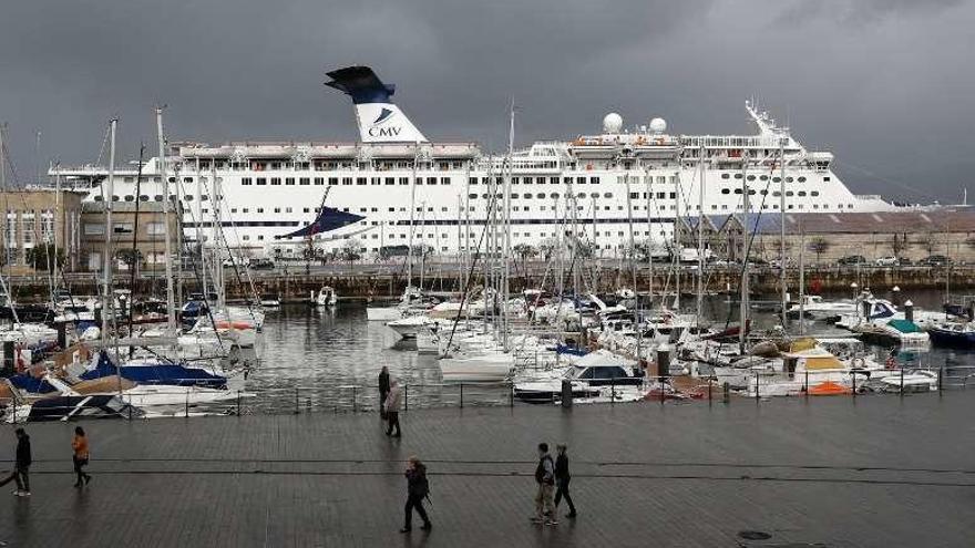 El &quot;Magellan&quot;, ayer, atracado en la Estación Marítima. // J. Lores