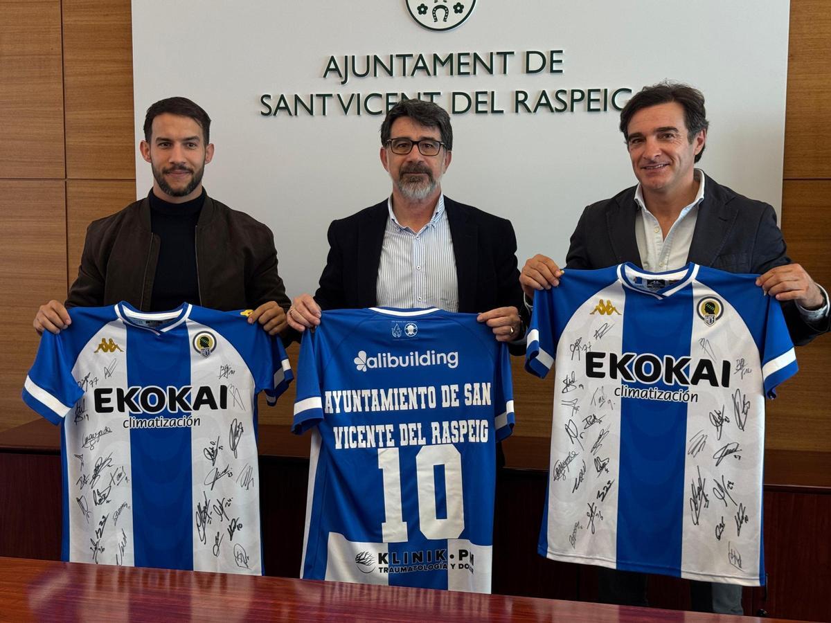 Ricardo Bernabeu (i), Pacho Pascual (c) y Carlos Parodi (d), en San Vicente del Raspeig.
