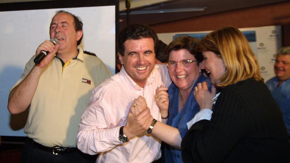 Rodríguez junto a Matas, Cirer y Estarás, celebrando su triunfo en los comicios de 2003. | M. ANGELS FIUS