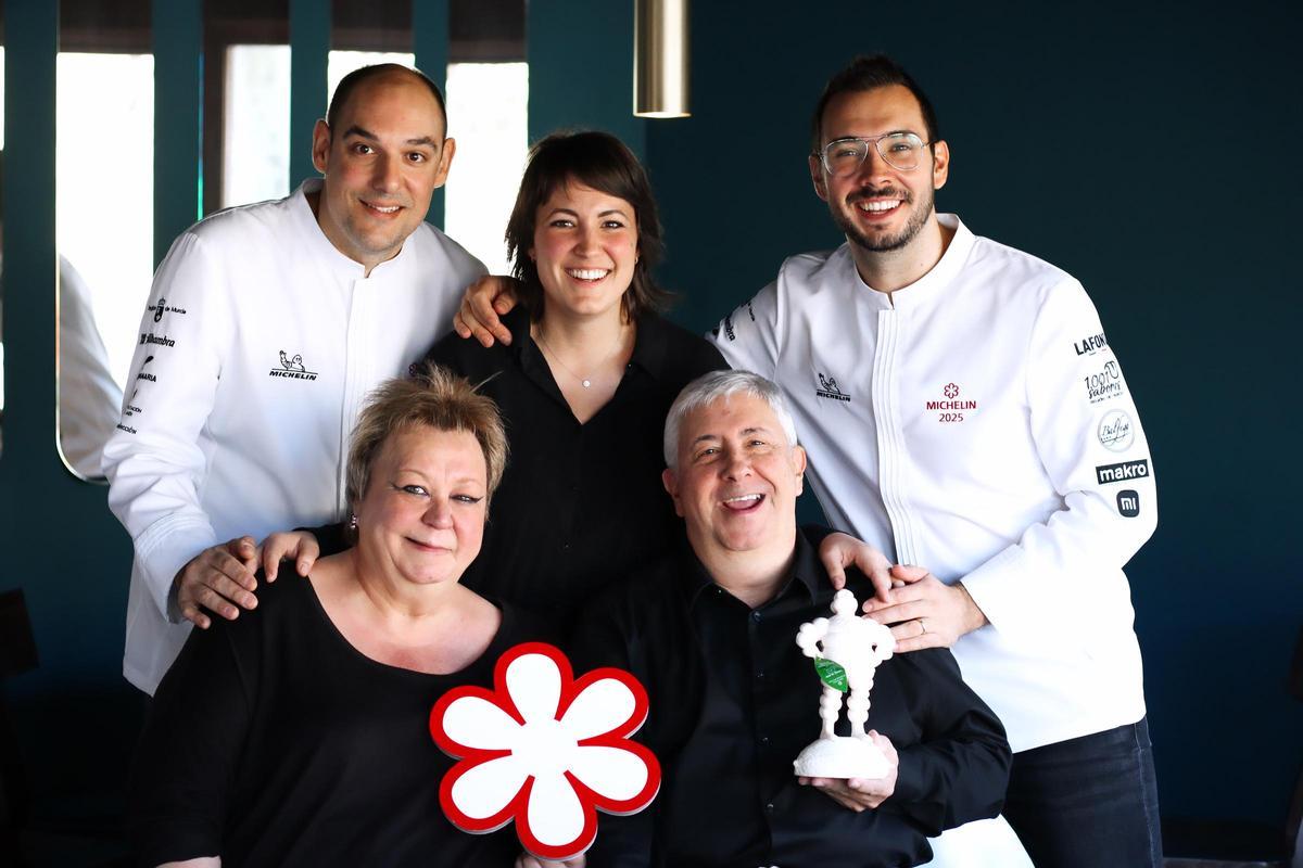 Guillem Gavilán, Míriam Jamàs i Pau Jamàs (drets) posen amb els fundadors del Voramar, Domingo Jamàs i María José Garbí, i amb l’estrella i el ninot de Michelin.