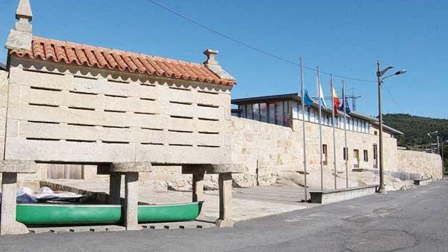 A Casa de Aldán, en el muelle de la parroquia.