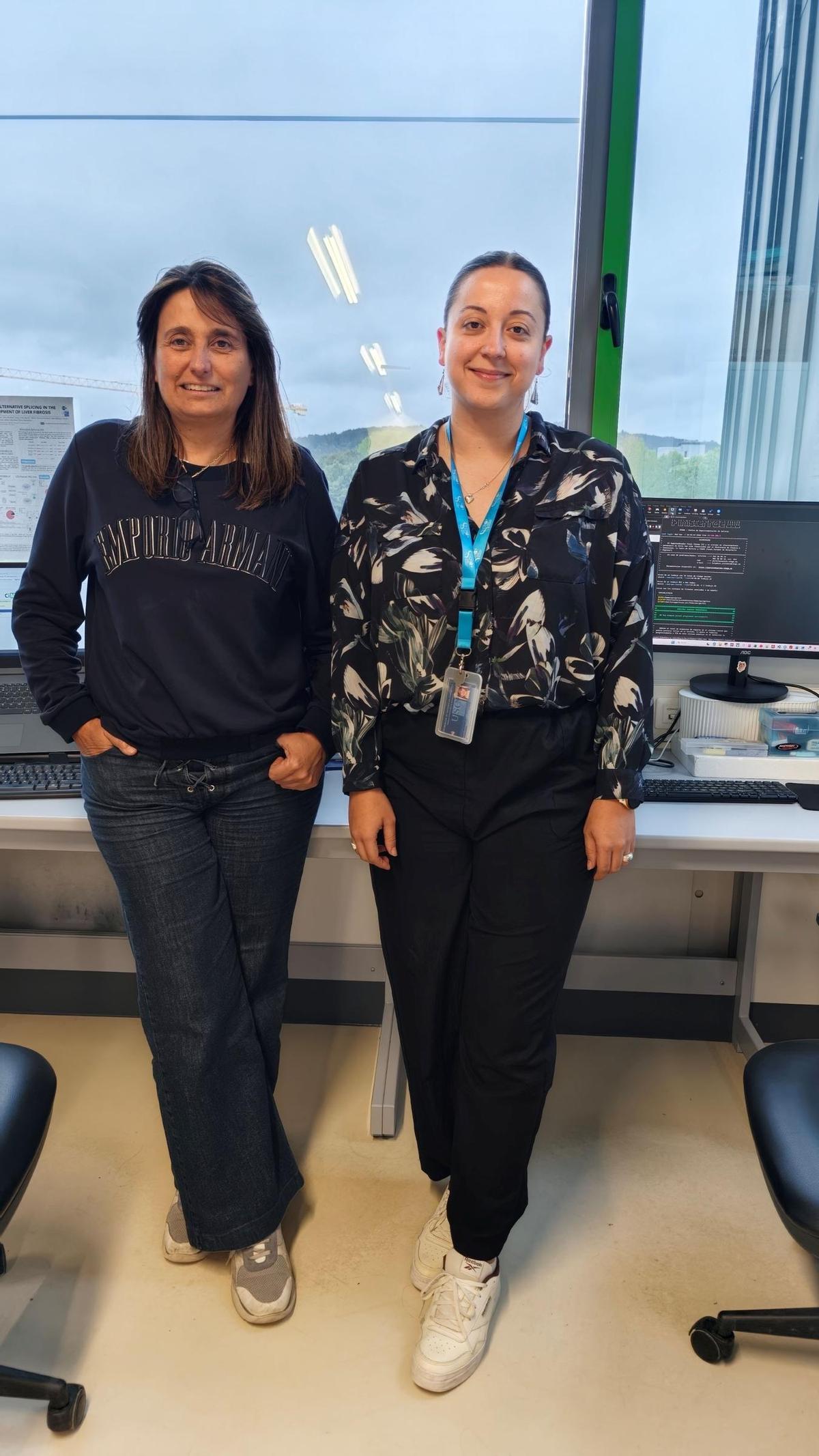 Las investigadoras Marta Varela y Cristina Riobello.