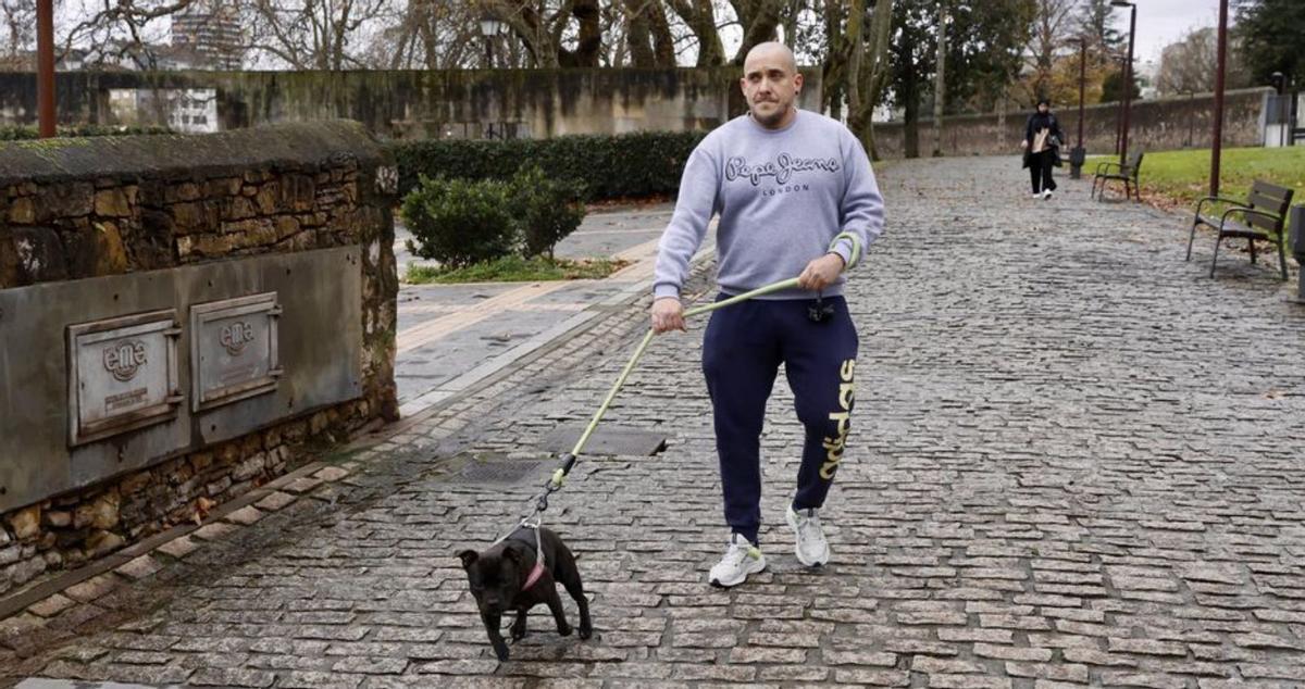 Marcelino Lázaro, con la perra «Trufa», en el parque del Lauredal.