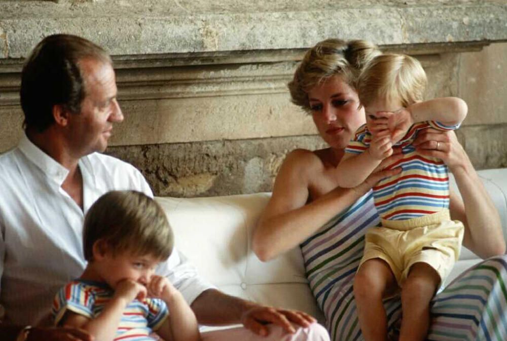 Diana, Princesa de Gales, con el Rey Juan Carlos y sus hijos, Guillermo (izq.) y Harry, en el Palacio de Marivet (Palma de Mallorca), en el verano de 1986
