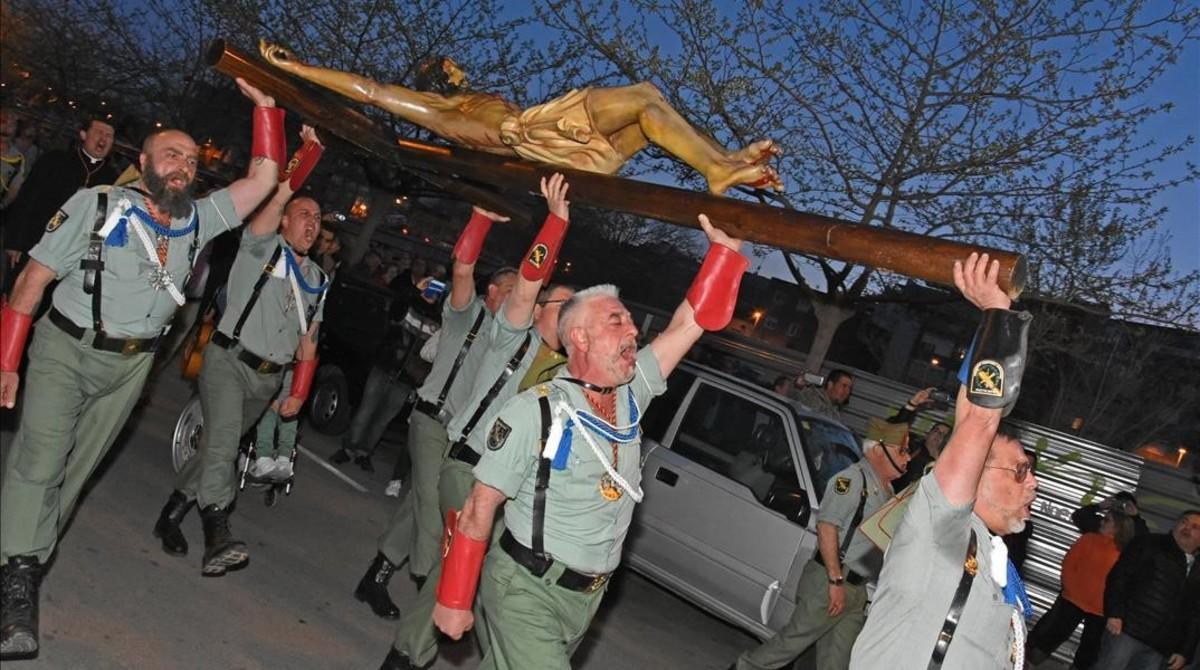 Desfile de los legionarios por L’Hospitalet, el Jueves Santo.