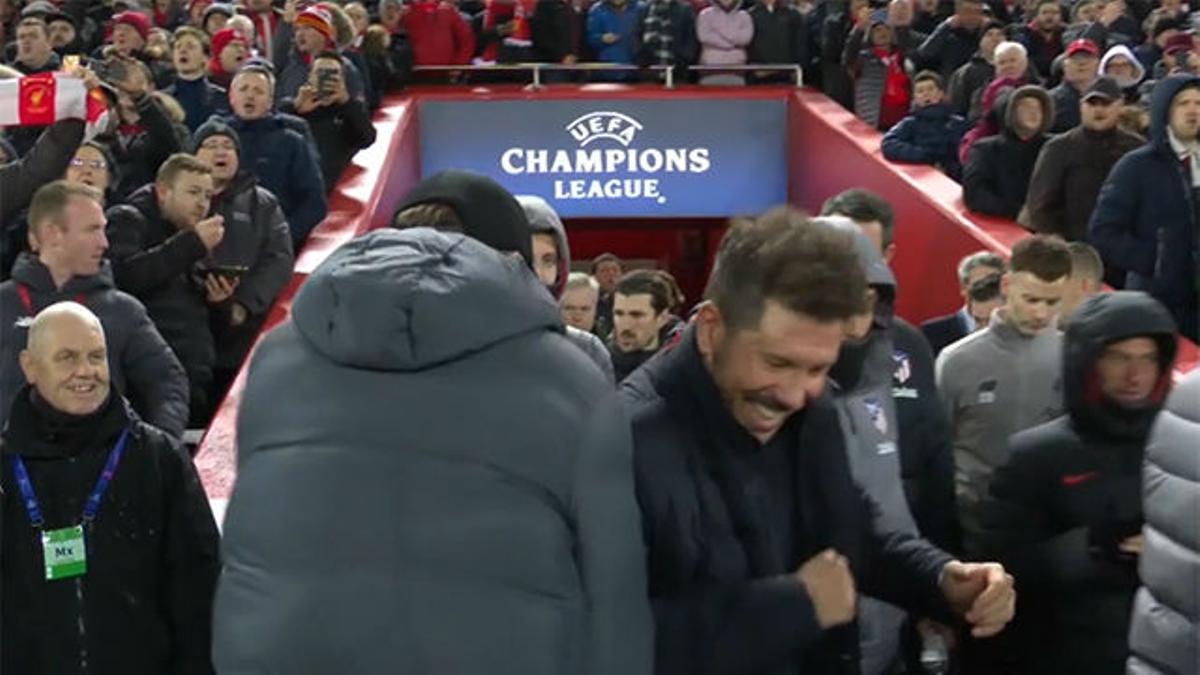 Klopp y Simeone respetaron entre risas el saludo impuesto por el coronavirus