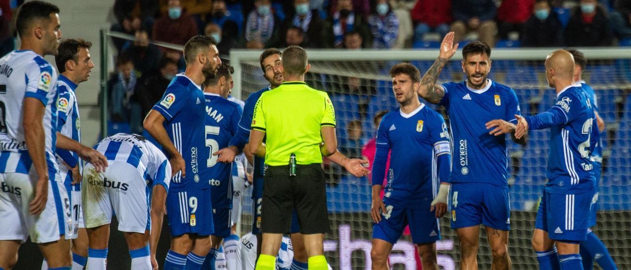 Los jugadores del Oviedo protestan una decisión arbitral durante el partido de los azules ante el Leganés en Butarque