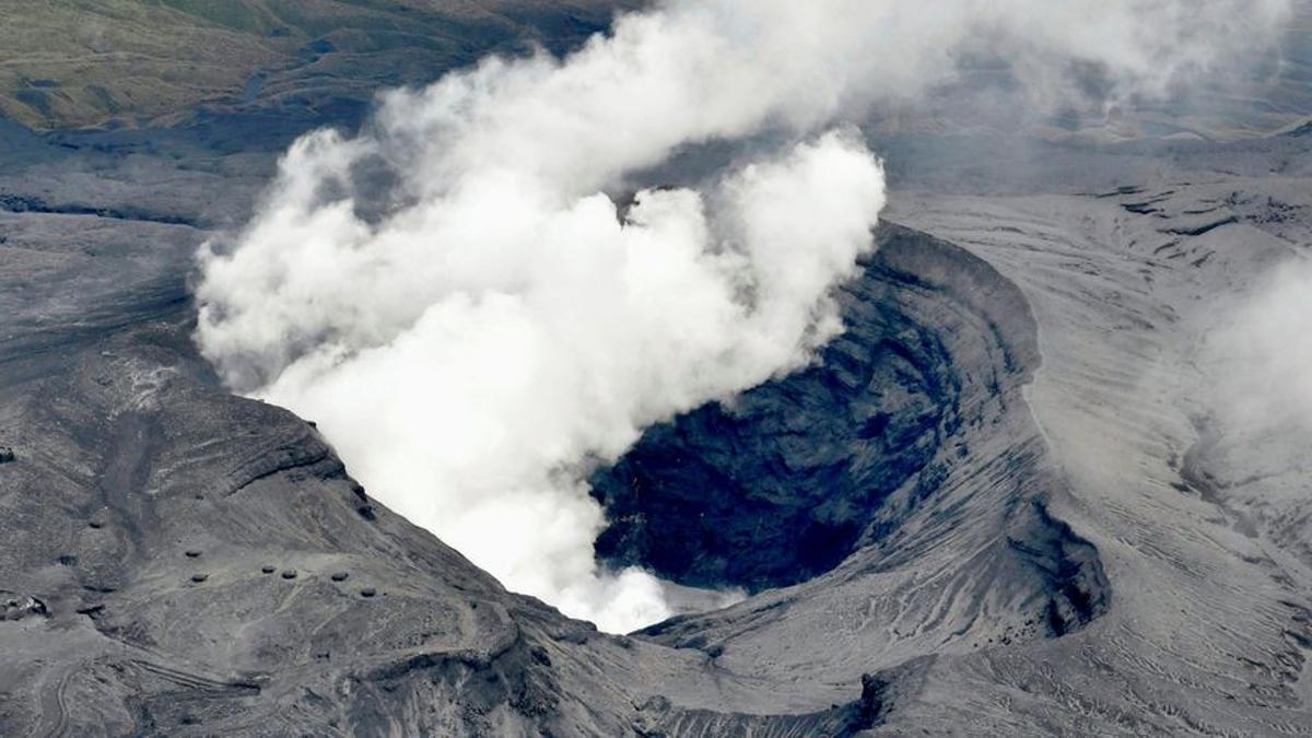 La mont Aso japonès entra en erupció