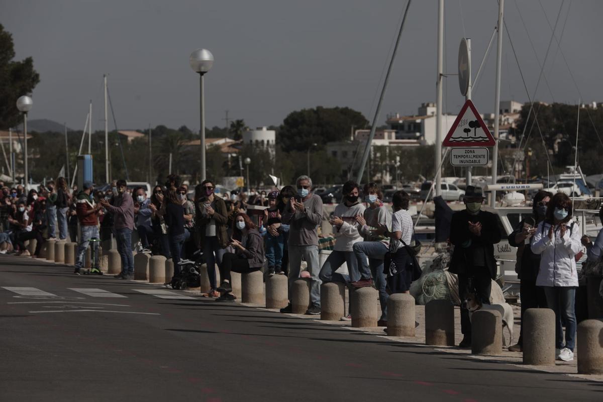 Centenares de personas forman la cadena humana para salvar el Moll de Portocolom Centenares de personas forman la cadena humana para salvar el Moll de Portocolom