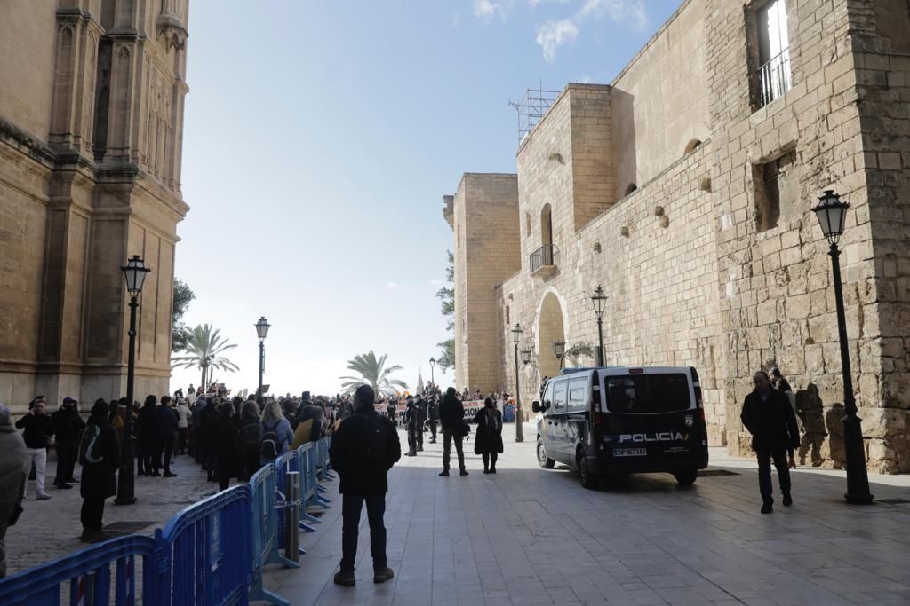 Más de 300 personas se concentran ante el Palacio de la Almudaina al grito de 'libertad' y 'Armengol dimisión'