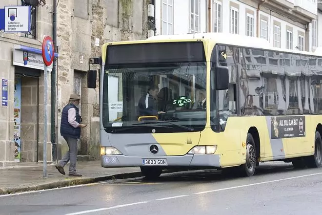 Santiago se queda sin servicios mínimos de transporte urbano: los piquetes impiden la salida de los buses de Amio