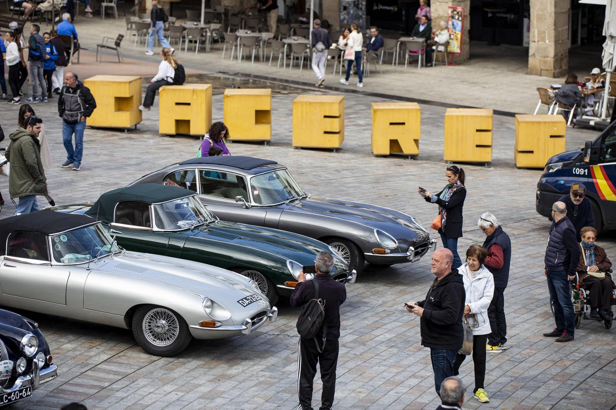 Así lucen en la plaza Mayor de Cáceres los Jaguar más caros del mundo
