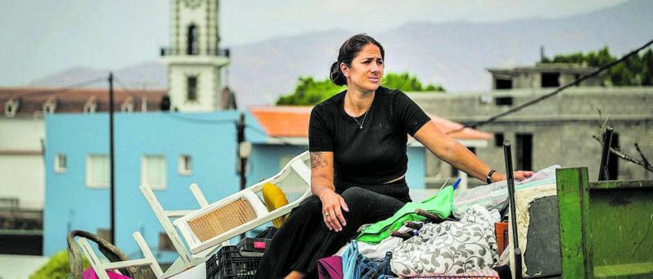 Sentada sobre toda una vida. La foto de Leticia Rocha Rodríguez sentada sobre sus enseres en pleno desalojo de Todoque dio la vuelta al mundo. Había ayudado primero a su hermana en Jedey, y luego se desvivió por sus vecinos.