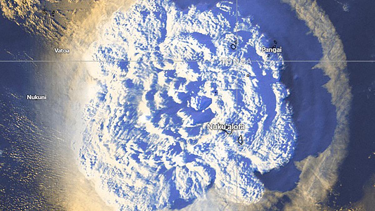 Imágenes satelitales de la erupción del volcán de Tonga y su posterior tsunami