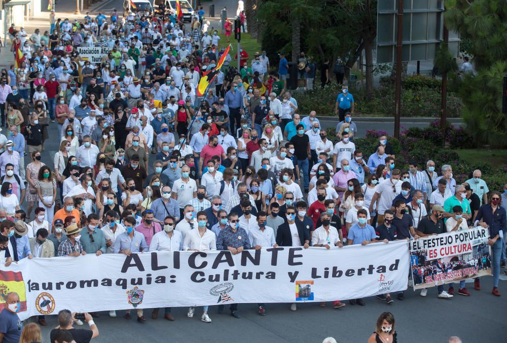 Más de un millar de personas se manifiestan en la puerta de la Plaza de Toros de Alicante por la Tauromaquia.