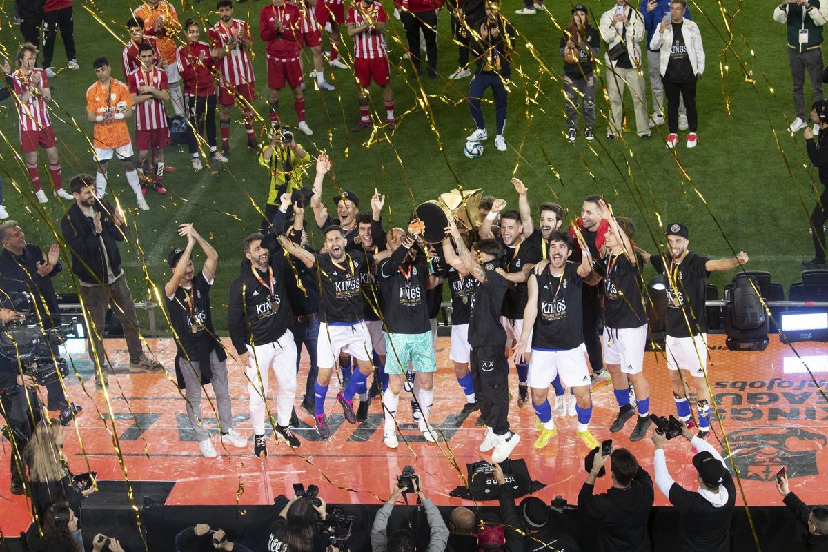 José Juan levanta al cielo la copa de campeón del Split 1 de la Kings League en el Camp Nou.