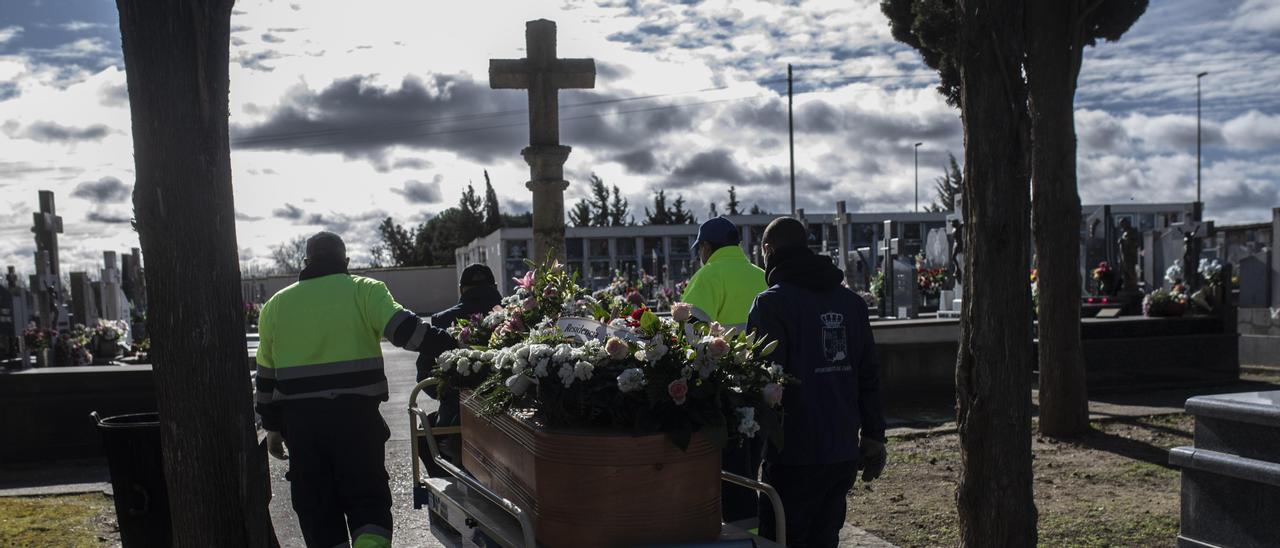 Entierro en el cementerio de Zamora