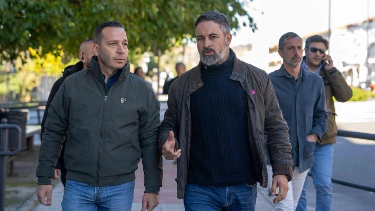 El vicepresidente y consejero extremeño Óscar Fernández Calle con el líder de Vox, Santiago Abascal.