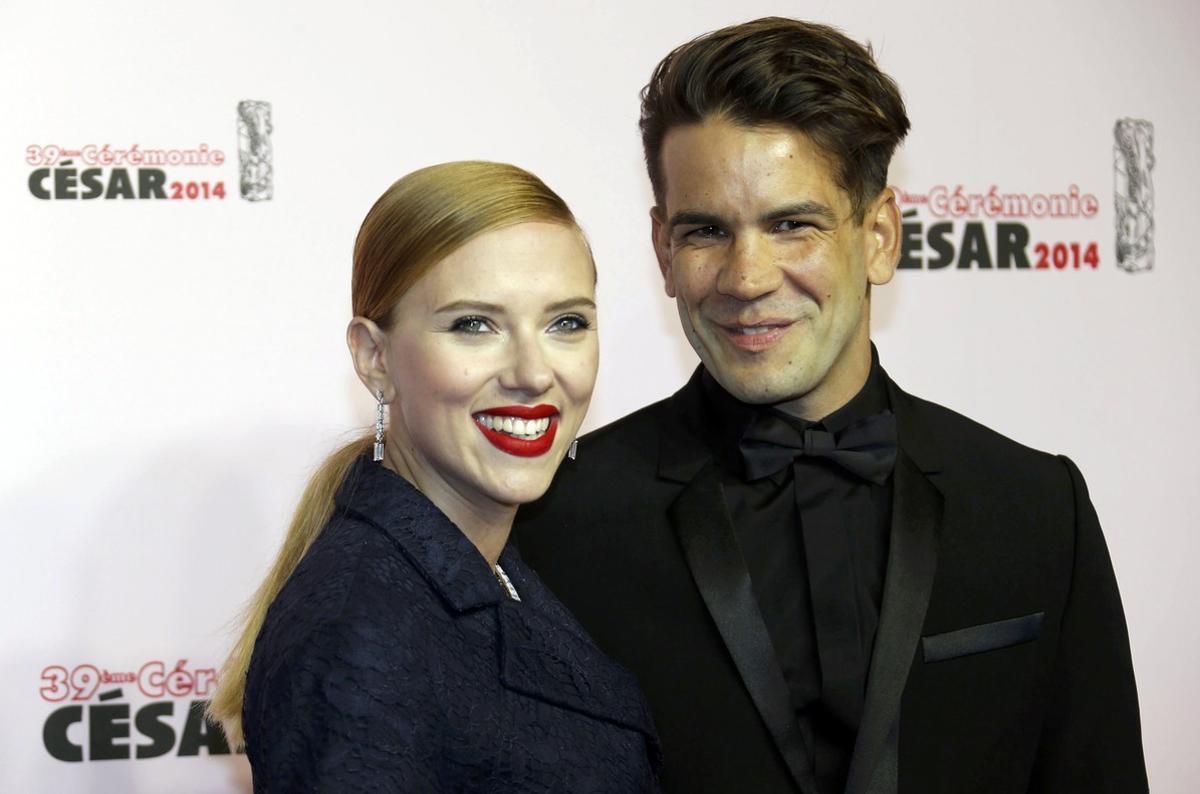 U.S. actress Scarlett Johansson and her partner Romain Dauriac pose as they arrive for the 39th Cesar Awards ceremony in Paris February 28, 2014. Picture taken February 28, 2014.  REUTERS/Regis Duvignau (FRANCE  - Tags: ENTERTAINMENT)