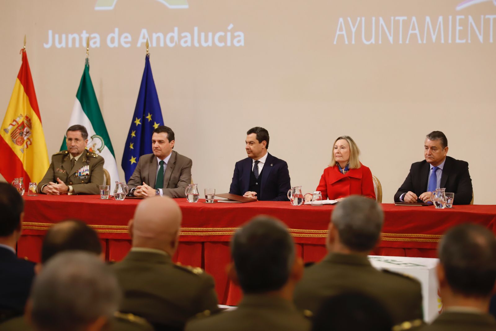 Firma del convenio económico en Córdoba para la base logística del Ejército de Tierra