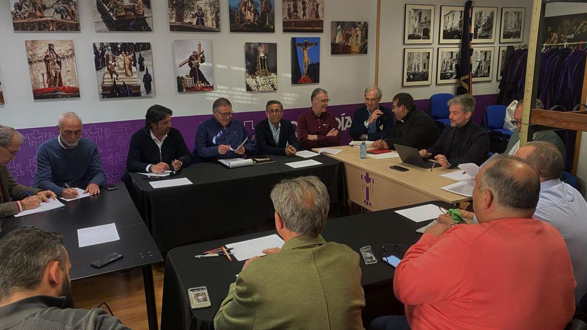 Reunión del Consejo Rector de la Junta pro Semana Santa donde se concretó la convocatoria electoral. | ALBA PRIETO