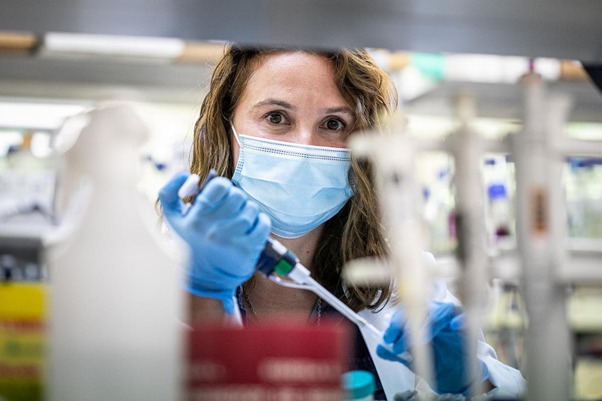 La doctora Patricia Sancho, en su laboratorio del IIS Aragón en el Servet.