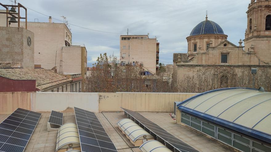 Aspe ahorrará 600.000 euros en el recibo de la luz gracias a la instalación de placas fotovoltaicas