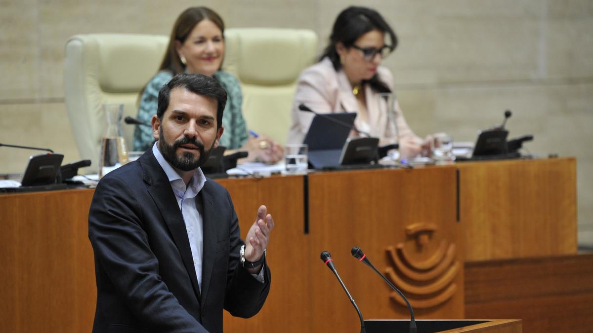 Cotrina se estrena en la tribuna como líder del PSOE: "Quiero ser presidente de la Junta de Extremadura y lo voy a ser"