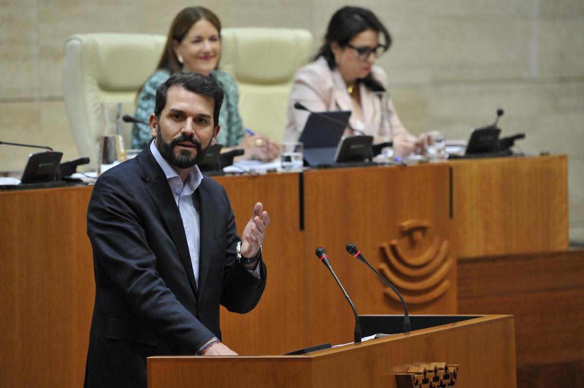 Cotrina se estrena en la tribuna como líder del PSOE: "Quiero ser presidente de la Junta de Extremadura y lo voy a ser"