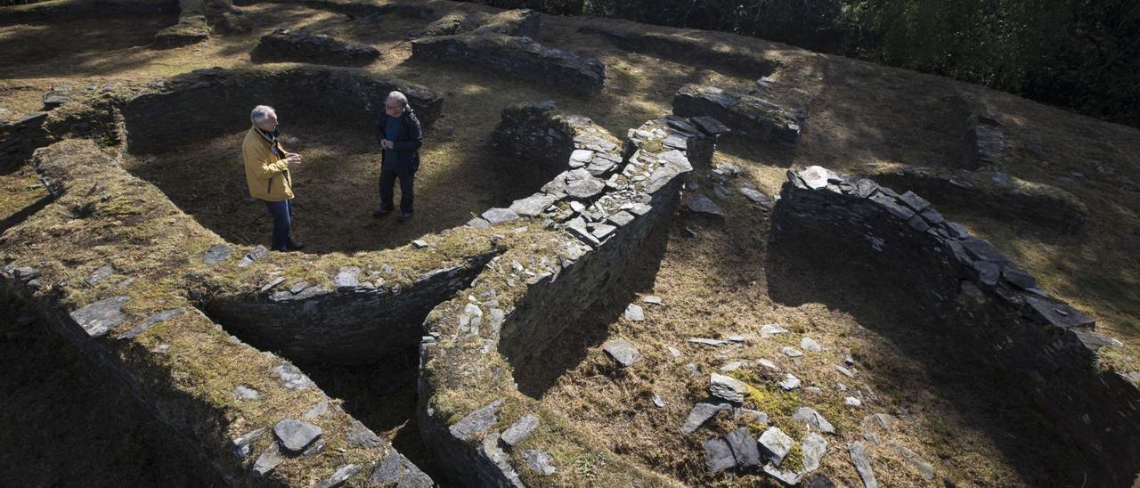 El arqueólogo Ángel Villa y el periodista Eduardo García, en el castro de Mohías, en Coaña. | Miki López