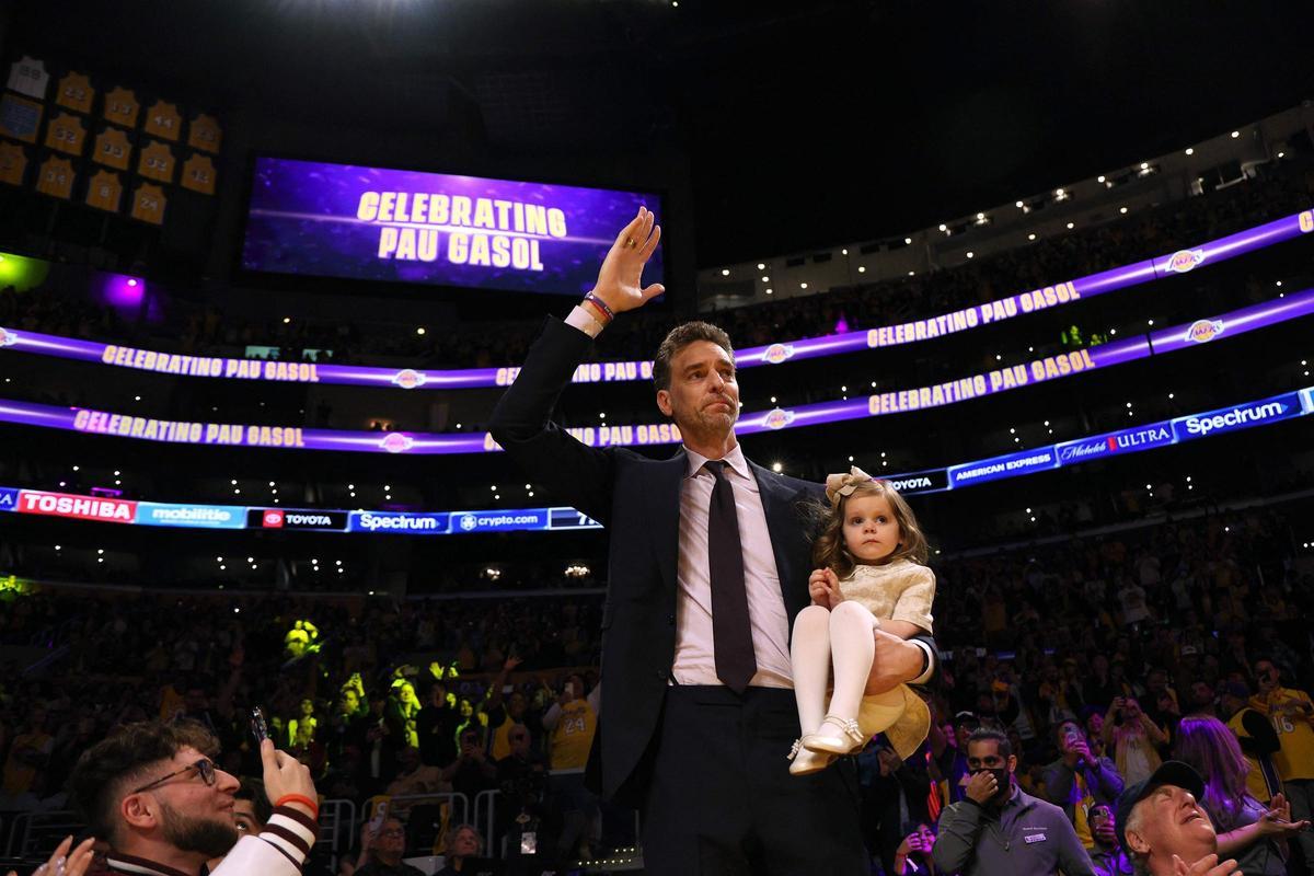 Los Lakers retiran la camiseta de Pau Gasol