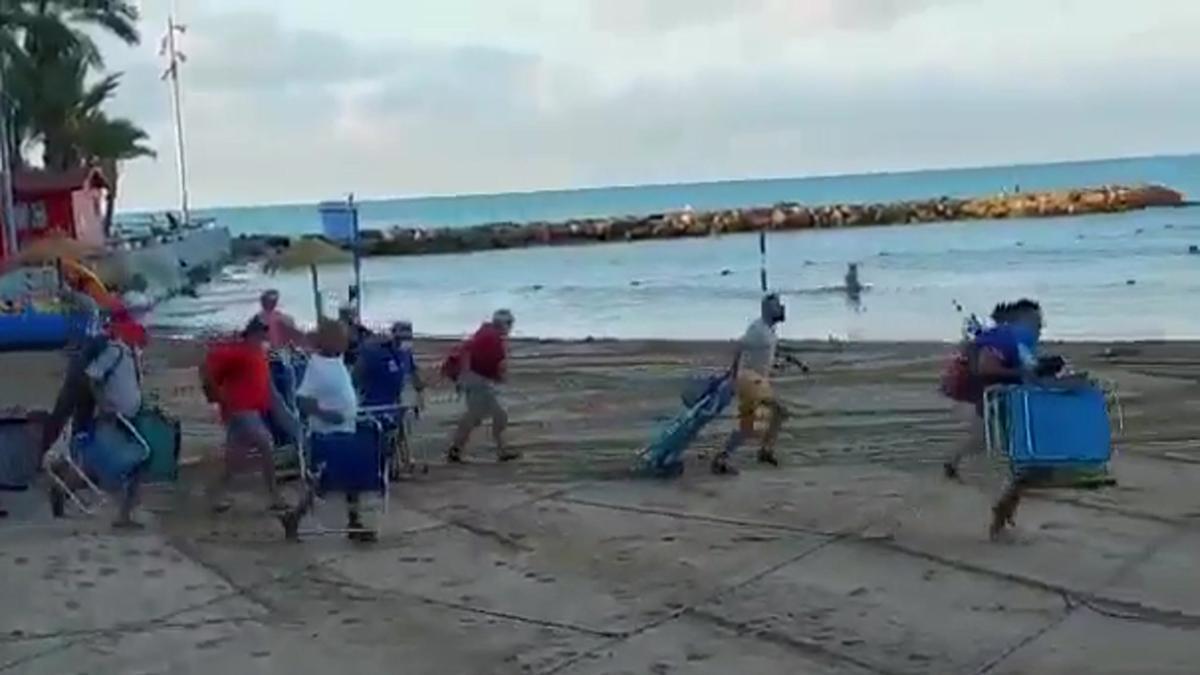 Llargues cues per agafar lloc a la platja de Torrevella