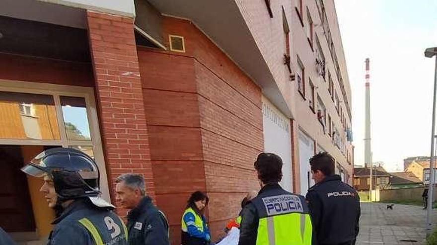 Bomberos, policías y personal sanitario, junto al herido.