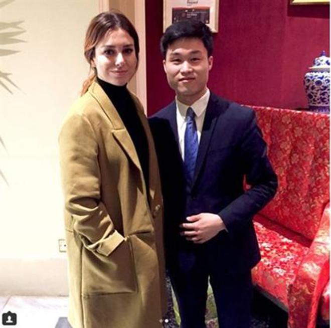 Blanca Suárez junto a un fan tras comer con Mario Casas