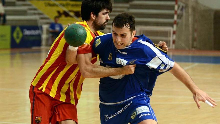 García Pichel resiste la oposición de un jugador del Barcelona B durante el partido de ayer en el Pabellón. // Rafa Vázquez