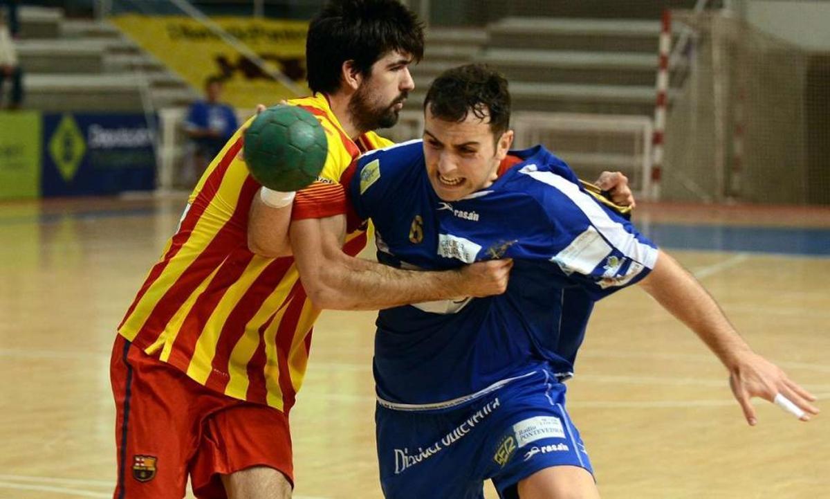 García Pichel resiste la oposición de un jugador del Barcelona B durante el partido de ayer en el Pabellón. // Rafa Vázquez