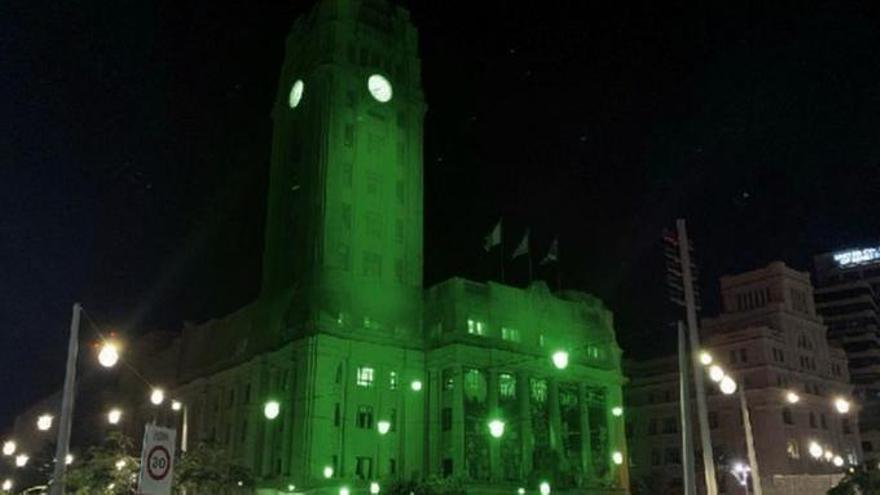 Sede del Cabildo de Tenerife iluminada de verde con motivo del Día Mundial contra el Cáncer.