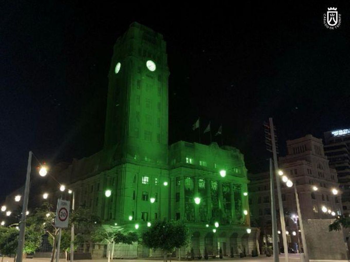 Sede del Cabildo de Tenerife iluminada de verde con motivo del Día Mundial contra el Cáncer.
