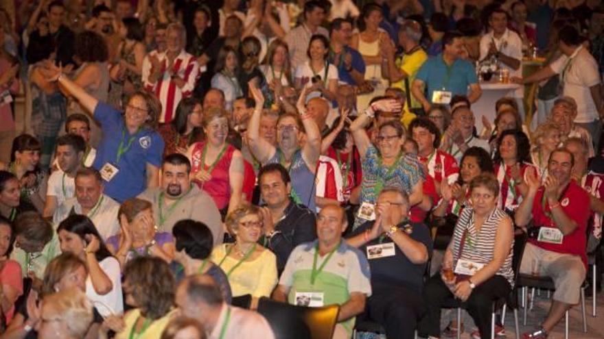 Los representantes de la Federación de Peñas del Elche CF e integrantes de Aficiones Unidas.