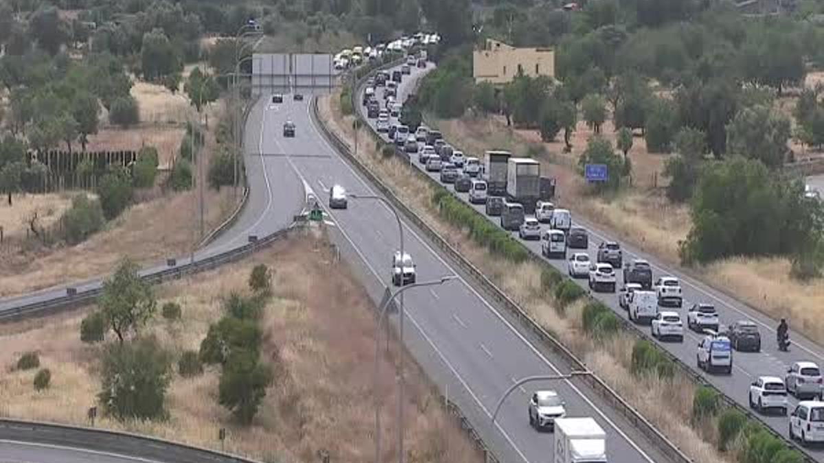 La autopista de Inca, colapsada ambos sentidos a la altura de Santa Maria.