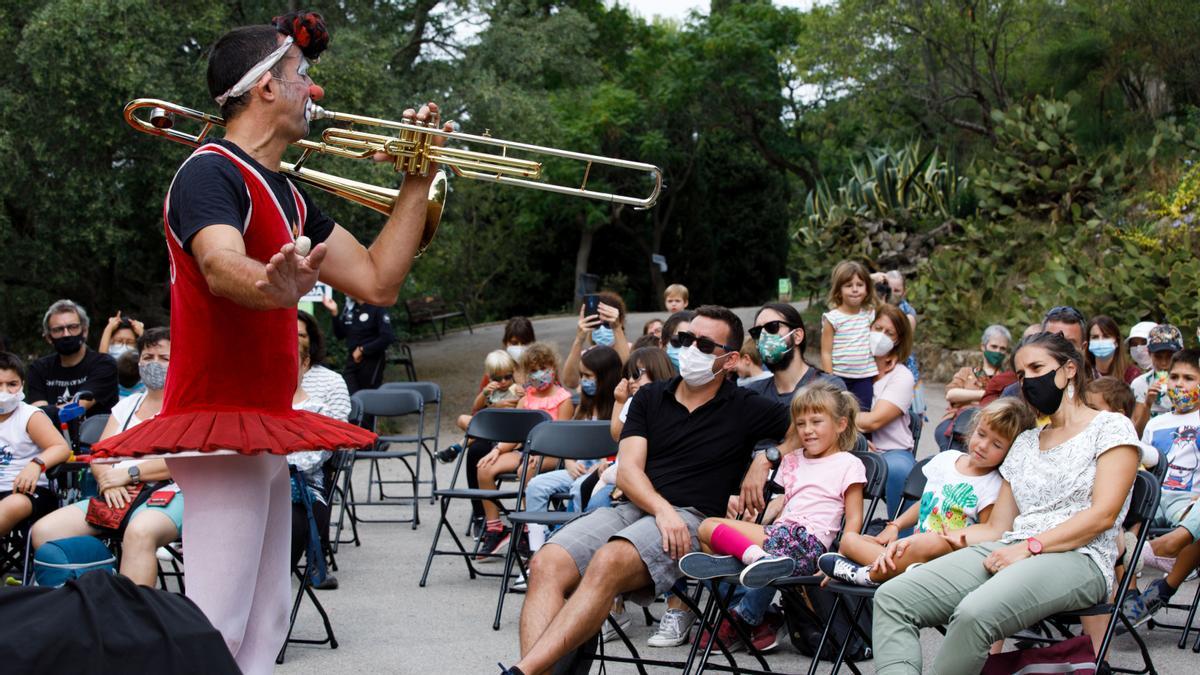 24.9.2021 - Barcelona - Turó de La Peira - - Fiestas de La Mercè - espectaculo de pallassos sense fronteres con diferentes escenarios - escenario de El Congo - Foto Anna Mas