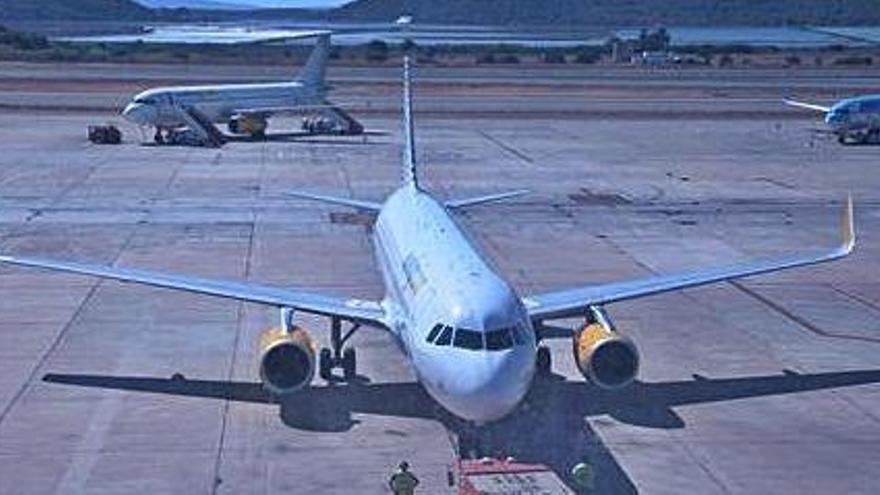 Una avión de Vueling en el aeropuerto de Ibiza.