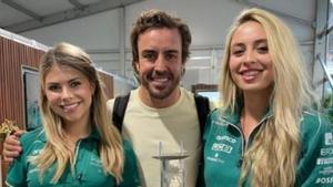 Fernando Alonso con dos compañeras de Aston Martin