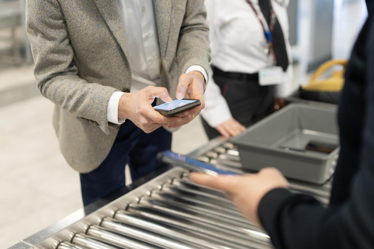 Escena de control de aeropuerto.