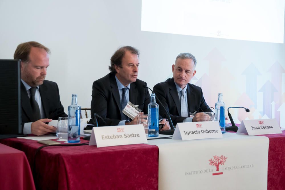 De izquierda a derecha: Esteban Sastre (director el Departamento de economía y Empresa del IEF), Ignacio Osborne (presidente del IEF) y Juan Corona (director general del IEF)