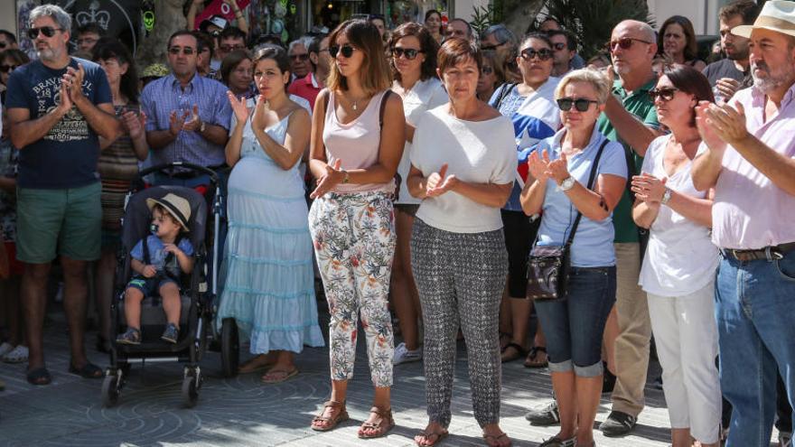 Concentración en el paseo de Vara de Rey de Eivissa, en repulsa por el asesinato de Ada Benítez