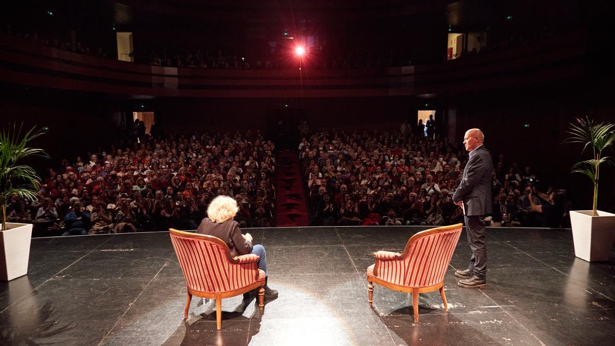 L'última activitat de Gandia Pensa, al Teatre Serrano de Gandia, amb Manuela Carmena i Joan-Carles Martí