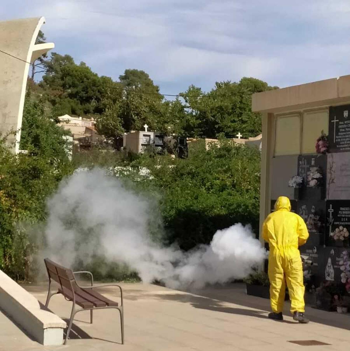 Fumigación en el cementerio de Sant Joan