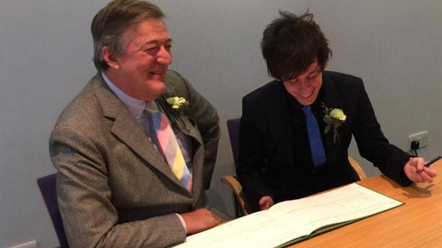 Stephen Fry y Elliot Spencer firmando su unión.