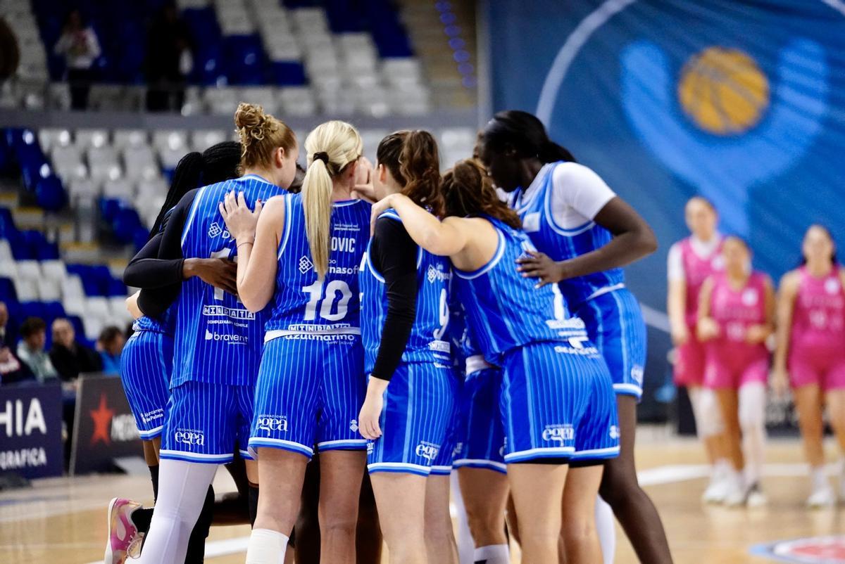 Las jugadoras del Azulmarino celebran una nueva victoria en Liga.